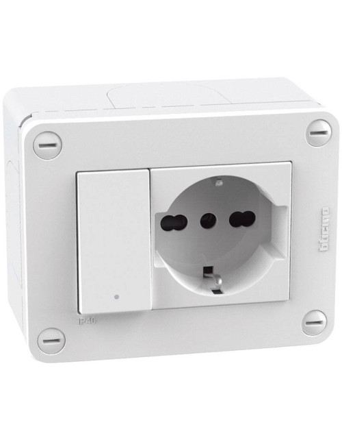 Bticino MatixGO-Box 3 Module IP40 mit Schalter und weißer Schuko-Steckdose 28403W2